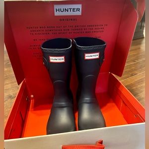 Original Hunter Women’s Short Wellie Rain Boot. Navy blue size 6.